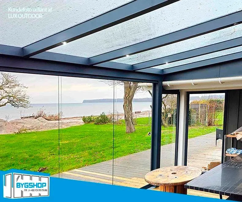 Udestuen set udefra med overdækning i RAL 7016. Foto: Lux Outdoor