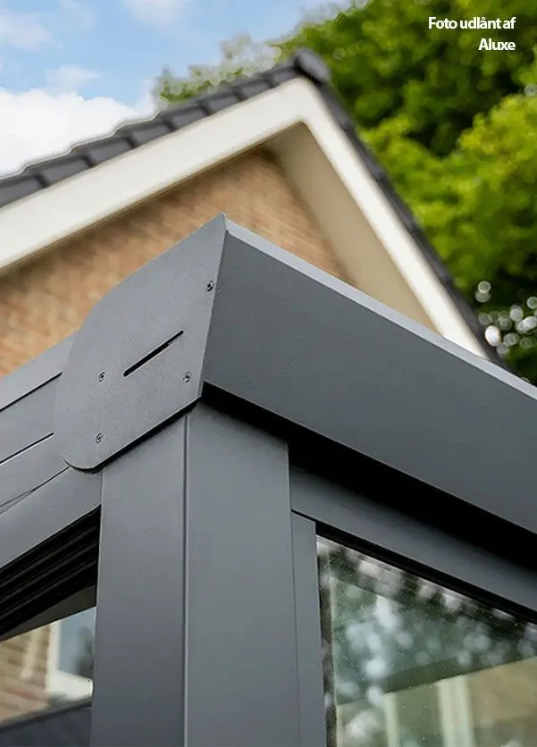 Topline-overdækning med rammeløse skydedøre mod vandet. Foto: Lux Outdoor