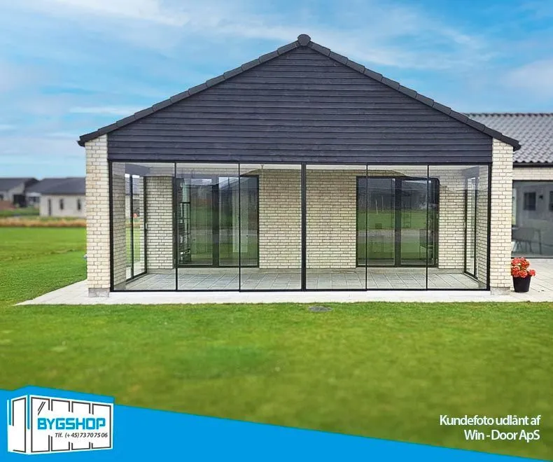 Udestue lukket med BS. 1-2 skydedøre i RAL 9005. Foto: Win-Door