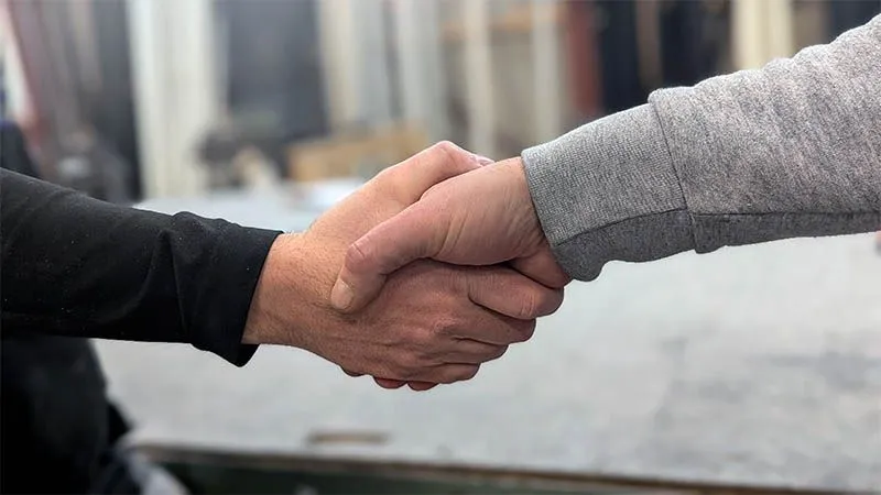 Håndtryk med ny forhandler af Bygshops aluminiumløsninger til kolde uderum